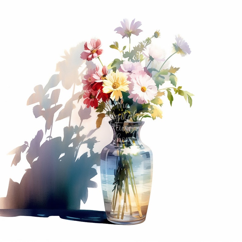 Op de afbeelding: Een boeket van roze, witte en gele bloemen in een heldere glazen vaas met een getextureerd oppervlak. De vaas staat op een wit oppervlak en de bloemen werpen een schaduw op de muur achter hen.