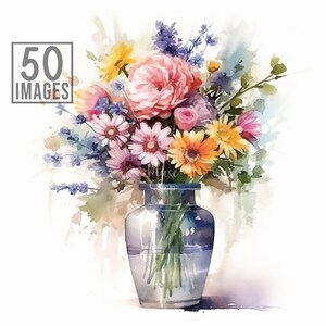 Op de afbeelding: Een aquarel schilderij van een boeket bloemen in een blauwe vaas. De bloemen zijn roze, paars, geel en wit. De vaas is een eenvoudige, heldere glazen vaas.