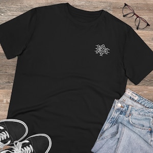 Könnte beinhalten: Schwarzes T-Shirt mit einer weißen Grafik eines neuronalen Netzes auf der linken Brust. Die Grafik enthält die Wörter "Eingabe", "Versteckt" und "Ausgabe".