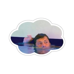 Könnte beinhalten: Ein Mann mit dunklen Haaren ist in einem Pool untergetaucht. Er hält sich mit seiner linken Hand am Beckenrand fest. Das Wasser ist hellblau. Der Text "I'm a lost cause" ist in Gelb am unteren Rand des Bildes geschrieben.