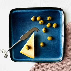 Blaue Keramik Moderne Käseplatte, 26 cm große Keramikplatte, Serviertablett, quadratischer Servierteller, minimalistischer Obstteller, Kunstdekor für Zuhause, handgemachtes Geschenk
