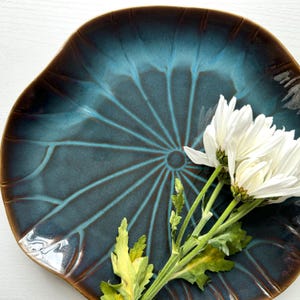 Blaue Keramik-Servierplatte mit Seerosenblättern, 28 cm große Servierplatte, Keramik-Obstplatte, Tischdekoration, handgefertigtes Studio-Keramik-Geschenk