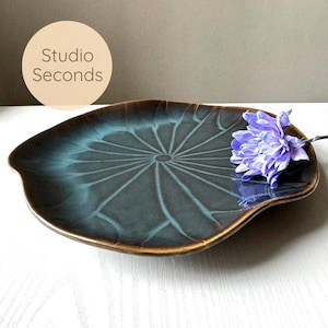STUDIO SECONDS – Talerz z motywem lilii wodnej w kolorze niebieskim: ręcznie robiony talerz kamionkowy do serwowania, 28 cm, ceramiczna dekoracja stołu