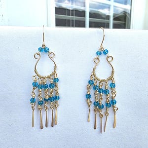 Boucles d'oreilles lustre fabriquées à la main en laiton avec cristaux bleu sarcelle | Bijoux tendance bohème luxe