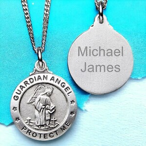Puede incluir: Collar con colgante de plata de &aacute;ngel de la guarda con las palabras "Guardian Angel Protect Me" y una representaci&oacute;n de un &aacute;ngel con un ni&ntilde;o. La parte posterior del collar tiene el nombre "Michael James" grabado.