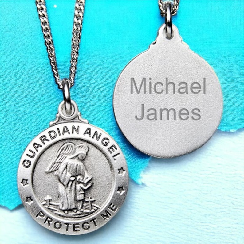 Puede incluir: Collar con colgante de plata de &aacute;ngel de la guarda con las palabras "Guardian Angel Protect Me" y una representaci&oacute;n de un &aacute;ngel con un ni&ntilde;o. La parte posterior del collar tiene el nombre "Michael James" grabado.