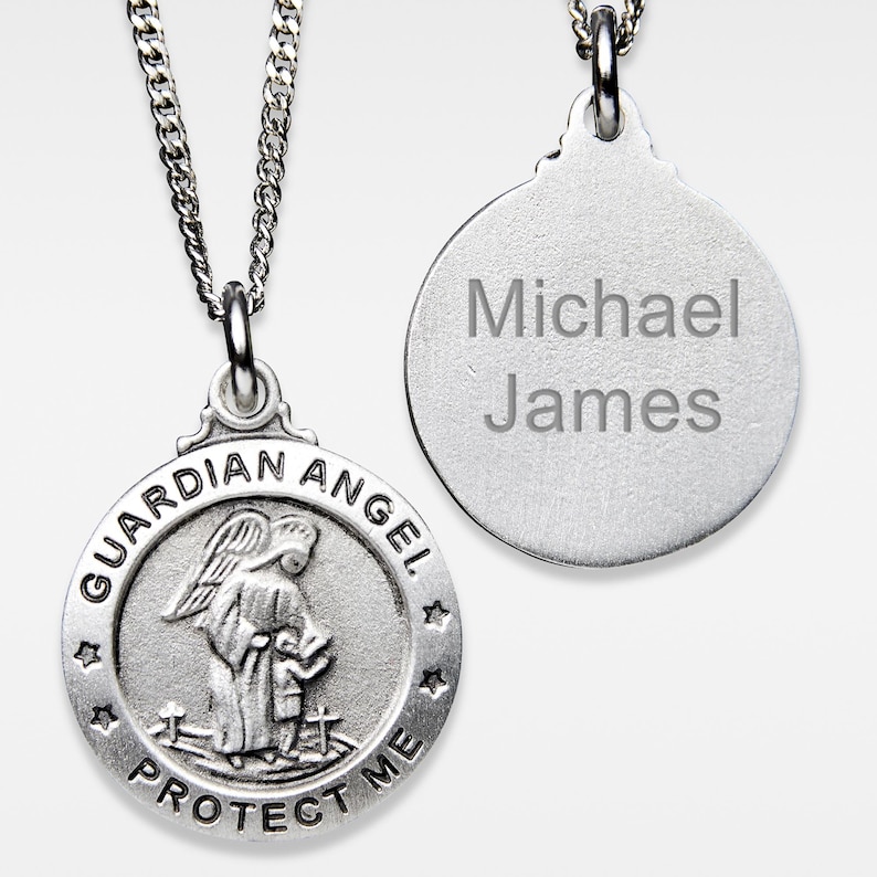 Puede incluir: Collar con colgante de plata de un &aacute;ngel de la guarda con las palabras "Guardian Angel Protect Me" y una peque&ntilde;a figura de &aacute;ngel. La parte posterior del colgante est&aacute; grabada con el nombre "Michael James".