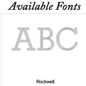 Puede incluir: Imagen que muestra tres estilos de fuente diferentes: Avant Garde, Rockwell y Times. Cada fuente se representa con las letras "ABC" en gris claro sobre un fondo blanco. El texto "Available Fonts" se encuentra en la parte superior.