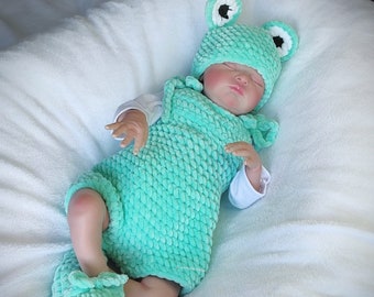 Sweet Newborn Frog Outfit Crochet Pattern - Perfect for Baby's Photoshoot and Special Events