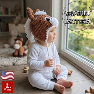 Puede incluir: Un bebé con un gorro de caballo de ganchillo marrón y blanco con orejeras y una correa de barbilla blanca. El gorro tiene una melena blanca y ojos negros y blancos. La imagen también incluye el texto "CROCHET PATTERN".