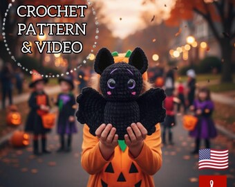 Può includere: Un pipistrello di peluche lavorato all'uncinetto nero con grandi occhi viola e guance rosa. Il testo CROCHET PATTERN & VIDEO è visualizzato nell'angolo in alto a sinistra. Un'icona della bandiera americana e un'icona PDF rossa sono in basso.