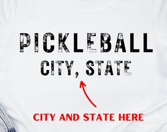 Tshirt Pickleball personalizzata, città e anno personalizzati, regalo giocatore Pickleball, camicia personalizzabile per te o il pickleballer nella tua vita.