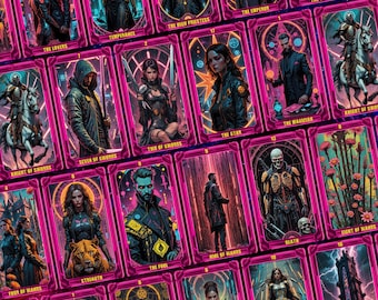 Op de afbeelding: Een set van 22 tarotkaarten met roze randen en neonkleurige achtergronden. Elke kaart heeft een unieke illustratie met een personage of symbool. De kaarten zijn genummerd van 1 tot en met 22.