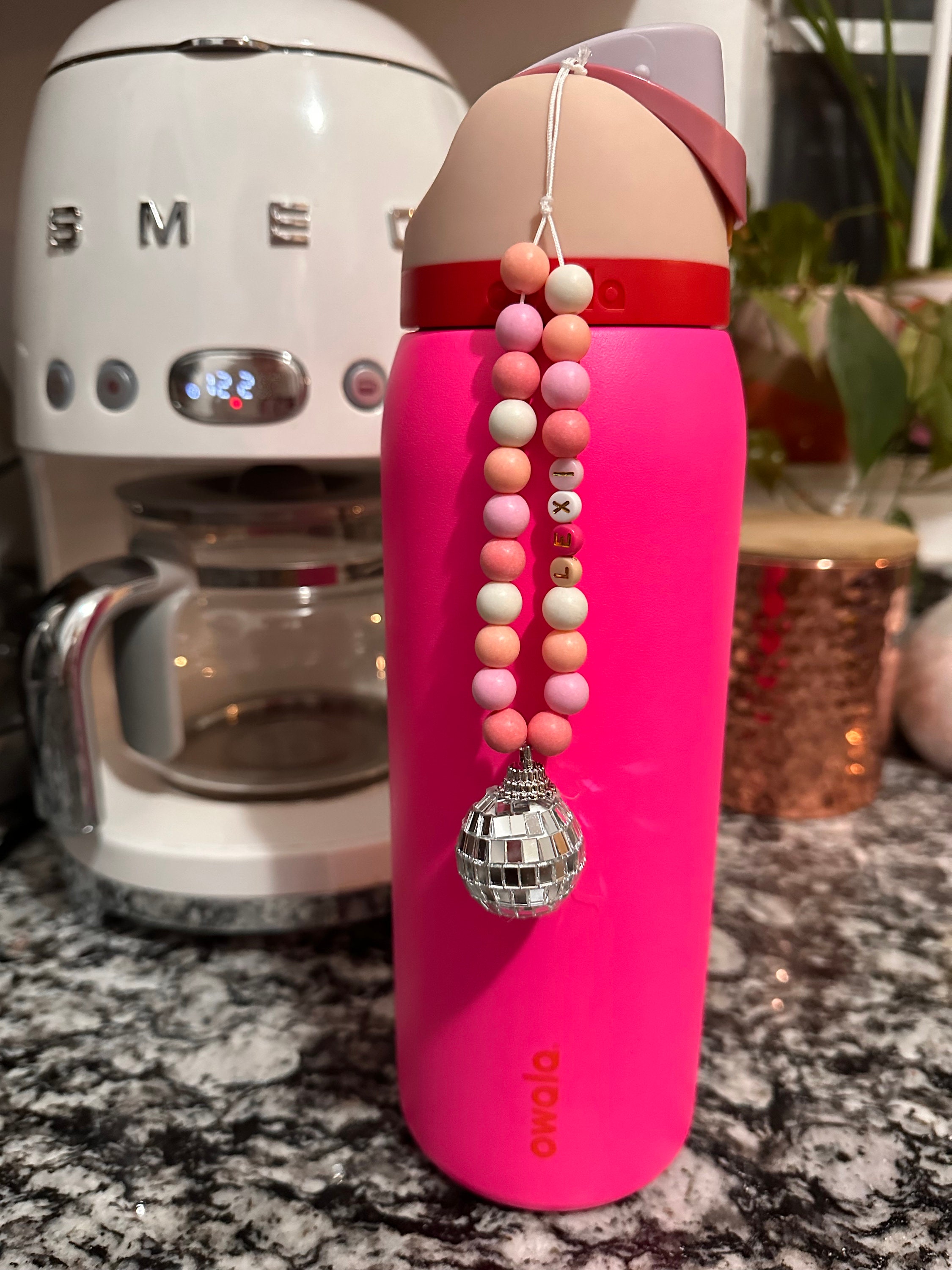 How to put on/remove a water bottle charm✨💗 #beadedbylillian