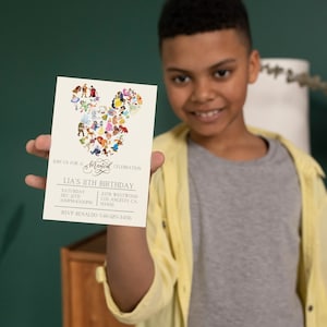Pode incluir: Um cart&atilde;o de convite branco com uma cabe&ccedil;a do Mickey Mouse feita de personagens da Disney. O texto no cart&atilde;o diz "Join us for a Magical Celebration, Lia's 11th Birthday, Saturday Dec 12th 1:00PM-4:00PM, 2378 Westwood Los Angeles CA 93456, RSVP Renaldo 546-120-3456".