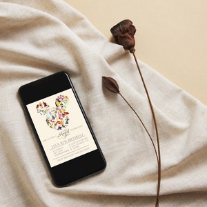 Pode incluir: Um smartphone exibindo um convite digital para uma festa de anivers&aacute;rio. O convite apresenta uma silhueta do Mickey Mouse composta por personagens da Disney. O texto diz "Junte-se a n&oacute;s para uma celebra&ccedil;&atilde;o m&aacute;gica, o 8&ordm; anivers&aacute;rio de Lia, s&aacute;bado, 8 de dezembro, das 13h &agrave;s 16h, 2378 Westwood, Los Angeles CA 93456, RSVP Renaldo 546-120-3456."