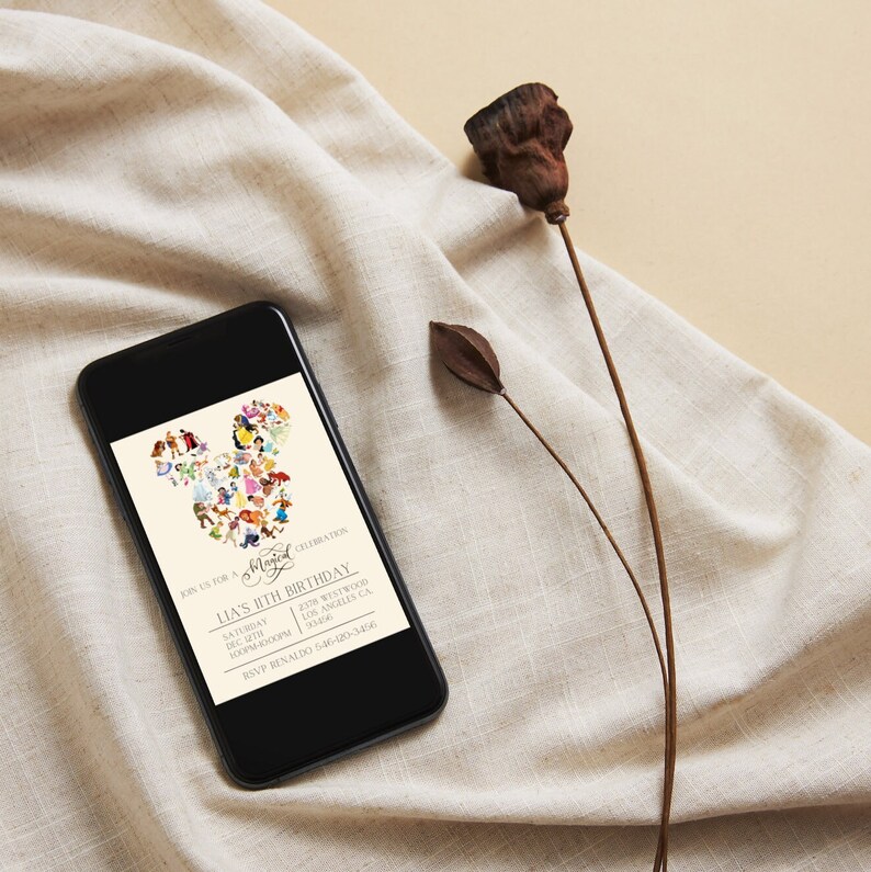 Pode incluir: Um smartphone exibindo um convite digital para uma festa de anivers&aacute;rio. O convite apresenta uma silhueta do Mickey Mouse composta por personagens da Disney. O texto diz "Junte-se a n&oacute;s para uma celebra&ccedil;&atilde;o m&aacute;gica, o 8&ordm; anivers&aacute;rio de Lia, s&aacute;bado, 8 de dezembro, das 13h &agrave;s 16h, 2378 Westwood, Los Angeles CA 93456, RSVP Renaldo 546-120-3456."