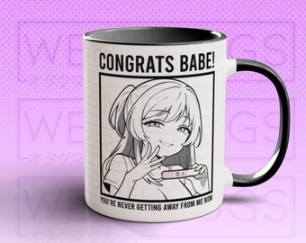 Puede incluir: Taza de cerámica blanca con asa negra. La taza tiene un borde negro y un diseño que dice "¡Felicidades, cariño!" con una ilustración de una mujer sosteniendo una prueba de embarazo. El texto debajo de la ilustración dice "Nunca te escaparás de mí ahora."