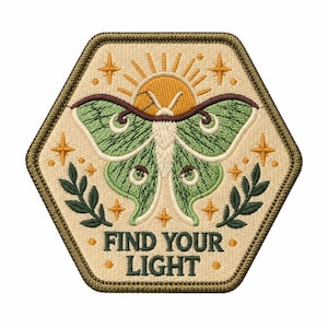 Puede incluir: Un parche bordado hexagonal que muestra una polilla verde bajo un sol amarillo. El diseño incluye hojas de color verde oscuro, estrellas naranjas y el texto "FIND YOUR LIGHT" en letras verde oscuro sobre un fondo crema con un borde verde oscuro.