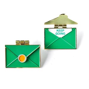 Broche de esmalte Keep Going Envelope, presente motivacional para amantes de cartas e artigos de papelaria, broche de incentivo, broche de empoderamento, broche de esmalte macio