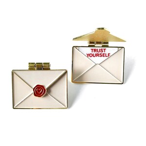 Pin esmaltado con forma de sobre "Confía en ti mismo": carta con bisagra y sello de cera de rosa, regalo inspirador, pin de aliento para chaquetas y bolsos de mano
