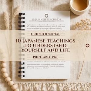 Könnte beinhalten: Ein Spiralnotizbuch mit dem Titel "10 Japanische Lehren, um dich selbst und das Leben zu verstehen." Das Cover zeigt Text und eine Grafik. Die Wörter "Guided Journal" und "Printable PDF" sind ebenfalls sichtbar. Das Notizbuch liegt offen auf einer beigen Oberfläche.