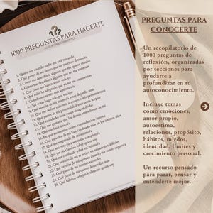 Página interior del diario con texto explicativo sobre las 1000 preguntas de autoconocimiento, amor propio y emociones en español, junto a un bolígrafo dorado