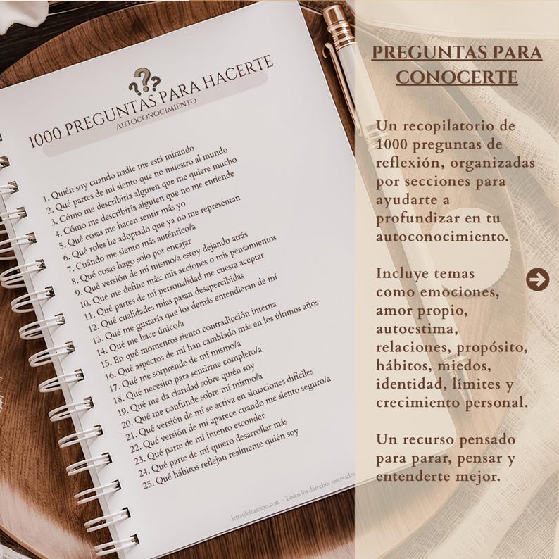 Página interior del diario con texto explicativo sobre las 1000 preguntas de autoconocimiento, amor propio y emociones en español, junto a un bolígrafo dorado