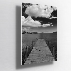Pier Wandkunst | Ibiza Foto | Schwarz Weiß Fotografie | Fine Art Fotos | Wanddekoration | Küsten Poster | Poster Meerlandschaft | Gelassenheit