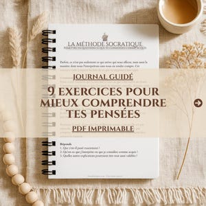 Könnte beinhalten: Ein weißes Spiralbuch mit französischem Text, darunter "LA MÉTHODE SOCRATIQUE" und "JOURNAL GUIDÉ". Das Buch enthält auch den Text "9 EXERCICES POUR MIEUX COMPRENDRE TES PENSÉES" und "PDF IMPRIMABLE". Das Buch liegt auf einer beigen Oberfläche.