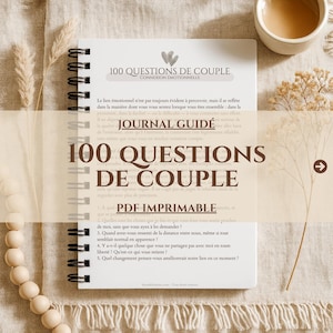 Peut inclure: Un carnet à spirales blanc avec le titre "100 QUESTIONS DE COUPLE" en grandes lettres grasses. Le carnet est conçu pour les couples et contient du texte en français. Les mots "JOURNAL GUIDÉ" et "PDF IMPRIMABLE" sont également visibles.