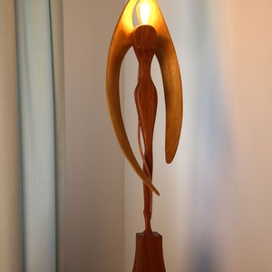 Handgefertigte Holzlampen