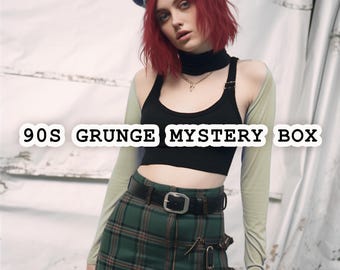 Scatola misteriosa grunge anni '90 - Abito vintage a quadri grunge trovato al risparmio - Pacchetto stile Pinterest anni '90 Y2K - Scatola regalo di abbigliamento a sorpresa
