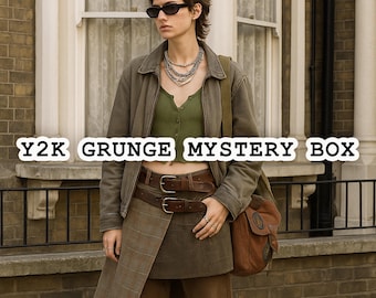 Scatola misteriosa grunge Y2K - Completo vintage a quadri e scozzesi grunge trovato al risparmio - Pacchetto stile Pinterest Y2K anni '90 - Scatola regalo di abbigliamento a sorpresa