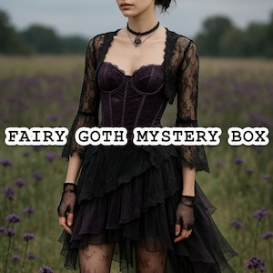 Caixa Misteriosa de Fadas Góticas - Conjunto de Moda Vintage de Brechó - Caixa de Presente Surpresa com Roupas - Traje Gótico Fantástico de Fadas no Pinterest