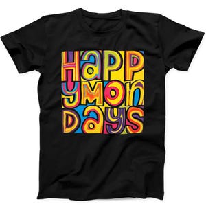 Puede incluir: Una camiseta negra de manga corta con un gráfico cuadrado en el pecho. El gráfico contiene el texto "HAPPY MONDAYS" en una fuente de estilo manuscrito, audaz y multicolor, con patrones de colores arremolinados en amarillo, naranja, azul, morado y rojo.