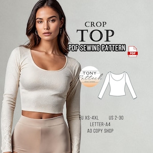 Può includere: Una donna indossa un crop top color crema a maniche lunghe con scollo tondo. L'immagine include il testo "CROP TOP PDF SEWING PATTERN" e informazioni sulle taglie. È presente anche un disegno a tratto del top.