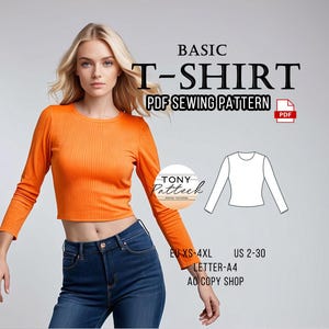 Op de afbeelding: Een oranje crop top met lange mouwen en een geribbelde textuur. De persoon draagt een blauwe jeans. De afbeelding bevat de tekst "BASIC T-SHIRT PDF SEWING PATTERN" en maatvoering. Er is ook een PDF-pictogram.