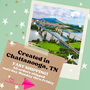 Może przedstawiać: Zdjęcie z Chattanooga, Tennessee, z niebieskim mostem nad rzeką, miastem i g&oacute;rą w tle. Obraz jest w ramce polaroid z tekstem: "Created in Chattanooga, TN". Tekst "FAST SHIPPING!" jest r&oacute;wnież obecny.