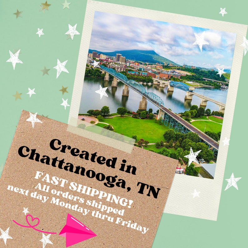 Może przedstawiać: Zdjęcie z Chattanooga, Tennessee, z niebieskim mostem nad rzeką, miastem i g&oacute;rą w tle. Obraz jest w ramce polaroid z tekstem: "Created in Chattanooga, TN". Tekst "FAST SHIPPING!" jest r&oacute;wnież obecny.