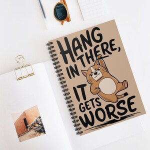 Aguanta ahí: Cuaderno de espiral con líneas regladas inspirado en el anime: diseño inteligente y humorístico