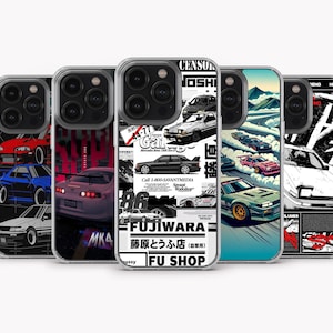 Puede incluir: Conjunto de cinco fundas transparentes para teléfono con diferentes diseños que presentan coches japoneses, incluyendo un Toyota Supra blanco, un Nissan Skyline GT-R rojo y un Mazda RX-7 azul. Las fundas tienen un collage de imágenes y texto, incluyendo "FUJIWARA", "藤原とうふ店" y "FU SHOP".