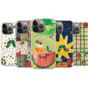 Puede incluir: Cinco fundas para smartphone con ilustraciones coloridas de una oruga verde, varias frutas, estrellas y patrones. Los diseños incluyen un fondo blanco con estrellas, un estilo de collage, una rodaja de fruta, un sol amarillo y un patrón de cuadros.