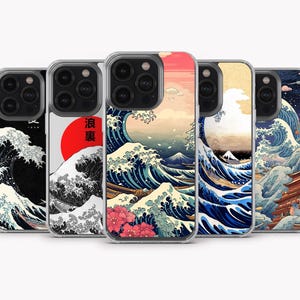Puede incluir: Cinco fundas para teléfono diferentes con un diseño de ola japonesa. Las fundas son todas transparentes y muestran el diseño a través de la funda. Los diseños son todas variaciones diferentes del mismo diseño de ola. El texto en una de las fundas dice "浪裏" en japonés.