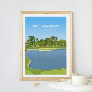 Può includere: Un'illustrazione incorniciata di un campo da golf con un lago e alberi. Il testo "TPC SAWGRASS FLORIDA" è stampato nella parte superiore dell'immagine.