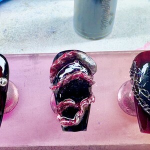 Uñas postizas Memento Mori: arte gótico de uñas pintadas a mano