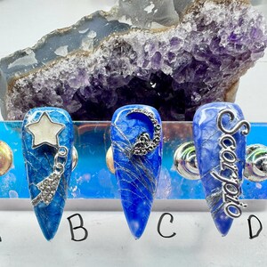 Uñas Celestiales: Arte de uñas con estrellas y lunas pintadas a mano
