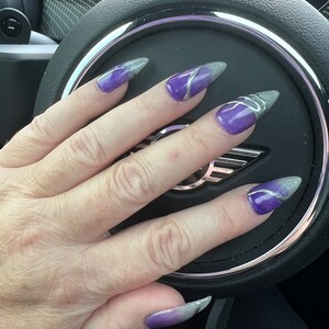 Uñas postizas ombré moradas: diseño cibernético pintado a mano