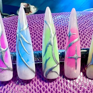 Uñas postizas pintadas a mano: diseño pastel ombré con diseño plateado