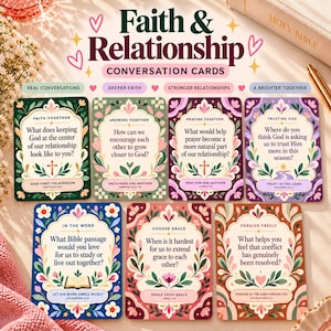 Può includere: Un set di carte da conversazione Faith & Relationship composto da sette carte rettangolari con bordi floreali e suggerimenti testuali. Ogni carta presenta un tema unico, come Faith Together, Growing Together, Praying Together e Trusting God, con versetti biblici e domande per la discussione.